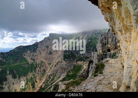 WWI. Veneto, Italien. Monte Pasubio, die "Strada Delle 52 Gallerie" (52 Tunnel Trail): eine italienische militärische Trail. Stockfoto