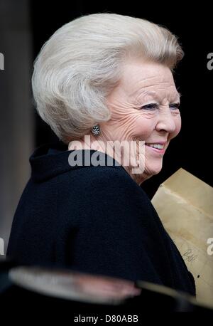 Amsterdam, Niederlande. 16. Mai 2013. Prinzessin Beatrix der Niederlande betreut die Verleihung des Appeltjes van Oranje und die Kroonappels aus der Oranje-Stiftung im königlichen Palast-Amsterdam, Niederlande, 16. Mai 2013. Der König und die Königin sind Schirmherr und Schirmherrin des Oranje-Stiftung. Foto: Patrick van Katwijk / Niederlande und Frankreich, Dpa/Alamy Live-Nachrichten Stockfoto