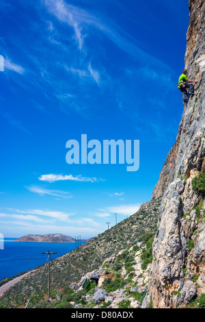 Männliche Kletterer in grün, Klettern, Kalymnos Griechenland, blauen Sommerhimmel Stockfoto
