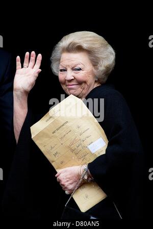 Amsterdam, Niederlande. 16. Mai 2013. Prinzessin Beatrix der Niederlande betreut die Verleihung des Appeltjes van Oranje und die Kroonappels aus der Oranje-Stiftung im königlichen Palast-Amsterdam, Niederlande, 16. Mai 2013. Der König und die Königin sind Schirmherr und Schirmherrin des Oranje-Stiftung. Foto: Patrick van Katwijk / Niederlande und Frankreich, Dpa/Alamy Live-Nachrichten Stockfoto