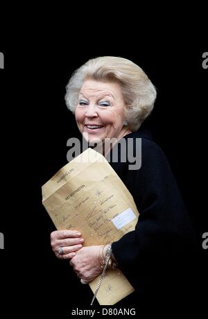 Amsterdam, Niederlande. 16. Mai 2013. Prinzessin Beatrix der Niederlande betreut die Verleihung des Appeltjes van Oranje und die Kroonappels aus der Oranje-Stiftung im königlichen Palast-Amsterdam, Niederlande, 16. Mai 2013. Der König und die Königin sind Schirmherr und Schirmherrin des Oranje-Stiftung. Foto: Patrick van Katwijk / Niederlande und Frankreich, Dpa/Alamy Live-Nachrichten Stockfoto