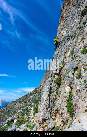 Männliche Kletterer in grün, Klettern, Kalymnos Griechenland, blauen Sommerhimmel Stockfoto