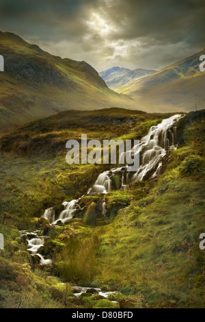 Bach fließt über die Felsen in ländlichen Landschaft Stockfoto