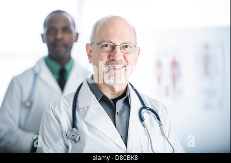 Ärzte, die lächelnd im Büro Stockfoto