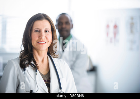Ärzte stehen im Büro Stockfoto
