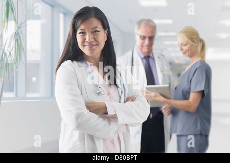 Asiatischen Arzt lächelnd im Krankenhaus Stockfoto