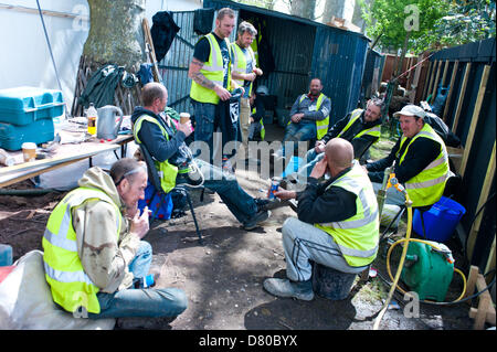 London, UK. 16. Mai 2013. Arbeiter in einem Moment der Entspannung während der Vorbereitungen für die RHS Chelsea Flower Show 2013 Edition Credit: Piero Cruciatti / Alamy Live News Stockfoto