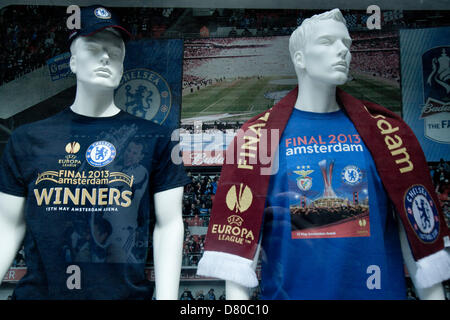 London UK. 16. Mai 2013. Schaufensterpuppen gekleidet Europa League Gewinner Shirts im Chelsea Store nach dem FC Chelsea gewinnt die Champions League Finale gegen Benfica in Amsterdam am 15. Mai. Bildnachweis: Amer Ghazzal / Alamy Live News Stockfoto