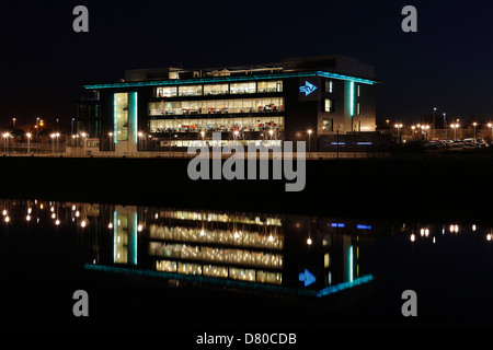 Das STV-Hauptquartier beleuchtet am Pacific Quay in Glasgow bei Nacht, Schottland, Großbritannien Stockfoto