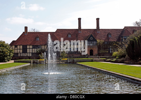 RHS WISLEY. SURREY UK. DEN KANAL UND LOGGIA Stockfoto