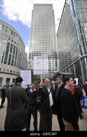 Canary Wharf, London, UK, 16. Mai 2013. Demonstranten zur Unterstützung brechen das Monopol des Bankensystems versammeln sich heute in Canary Wharf. Eine wachsende Flut der öffentlichen Meinung ist gegen wie mächtig eine Handvoll Mega Banken im Vereinigten Königreich, nach fast 5 Jahren seit Beginn der Bankenkrise, einen Haupteinfluß auf gewöhnliche Menschen leben noch. Bildnachweis: Lee Thomas / Alamy Live News Stockfoto