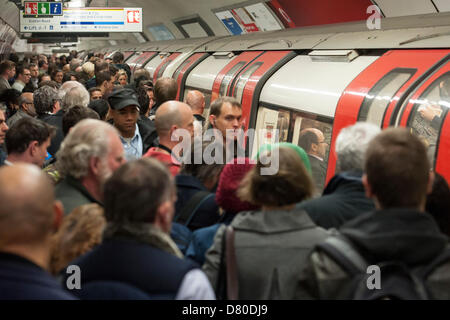 London, UK. 16. Mai 2013. Schwere Verzögerungen auf der Northern Line aufgrund Signalprobleme in Clapham Common, weiterhin drei Stunden später am Kings Cross zu Problemen führen. Die Ankündigungen deuten darauf hin, dass dies ein "guter" Service an dieser Stelle.  Kings Cross Station, London, UK 16. Mai 2013. Bildnachweis: Guy Bell / Alamy Live News Stockfoto