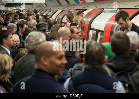 London, UK. 16. Mai 2013. Schwere Verzögerungen auf der Northern Line aufgrund Signalprobleme in Clapham Common, weiterhin drei Stunden später am Kings Cross zu Problemen führen. Die Ankündigungen deuten darauf hin, dass dies ein "guter" Service an dieser Stelle.  Kings Cross Station, London, UK 16. Mai 2013. Bildnachweis: Guy Bell / Alamy Live News Stockfoto