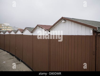 Serie di cabine di legno sul itorale di Roma Stockfoto