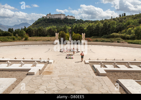 Die polnische Friedhof in Montecassino mit dem Kloster auf dem Hügel Stockfoto