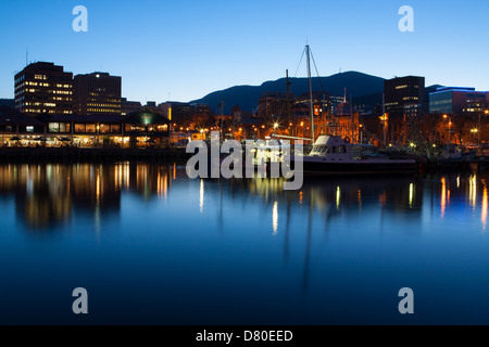 Blick in Richtung Mount Wellington über die Wharf Gegend in Hobart, Tasmanien, Australien Stockfoto