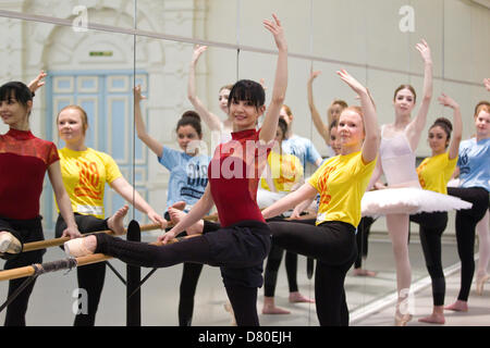 London, UK. 16. Mai 2013. Tänzerinnen und Tänzer aus English National Ballet unter der Leitung von deren künstlerischer Leiter Tamara Rojo zusammen mit jungen Tänzern aus Chingford Foundation School, der große Tanz-Versprechen zu starten. Mehr als 32.000 Menschen haben zugesagt, zum lernen und Big Dance dieses Wochenende an Hunderten von Orten auf der ganzen Welt, einschließlich Libanon, Indien und Brasilien. Bildnachweis: Westpix UK / Alamy Live News Stockfoto