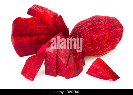 Rote Beete schneiden Stücke, auf weißem Hintergrund Stockfoto