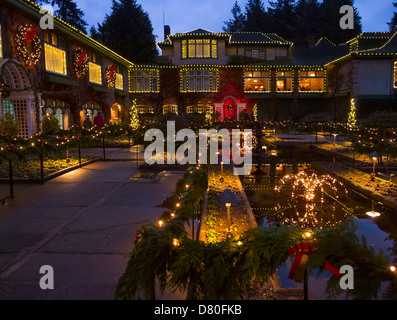 Jedes Jahr zu Weihnachten bringt den weltberühmten Butchart Gardens in Victoria, Kanada, auf eine aufwändige Darstellung der Weihnachtsbeleuchtung. Stockfoto
