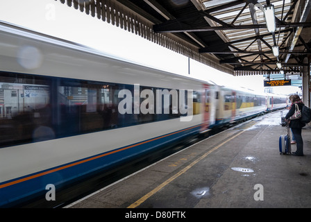 Passagiere stehen abseits nicht stoppen Bahnhof Clapham Junction Stockfoto