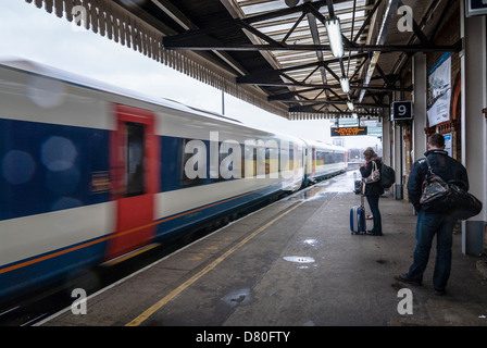 Passagiere stehen abseits nicht stoppen Bahnhof Clapham Junction Stockfoto