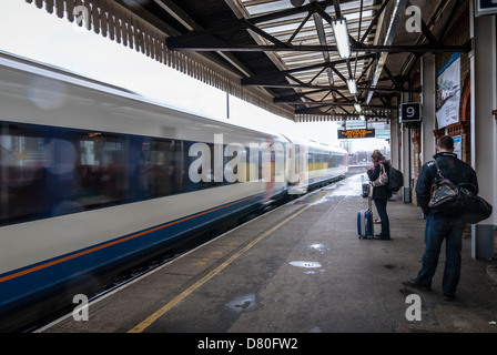 Passagiere stehen abseits nicht stoppen Bahnhof Clapham Junction Stockfoto