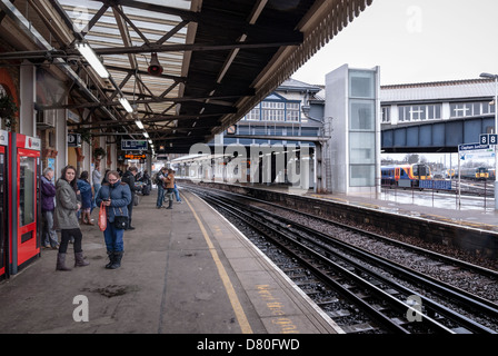 Passagiere warten auf die Plattform in Clapham junction Stockfoto