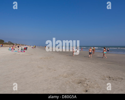 Schüler spielen Sie Volleyball am Strand im Frühlingsurlaub auf Hilton Head Island, South Carolina Stockfoto