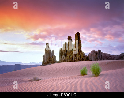 Sanddüne und Totempfahl Felsformation bei Sonnenaufgang. Monument Valley, Arizona Stockfoto