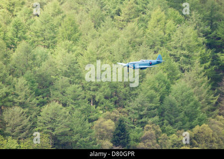 Derwent Reservoir, Derbyshire, UK. 16. Mai 2013. Ein Jagdflugzeug der RAF Spitfire fliegt über Ladybower Vorratsbehälter im Upper Derwent Valley im Rahmen des Dambusters 617 Geschwader 70. Jahrestag Gedenk Durchflug. 16. Mai 2013. Derbyshire, Peak District. Bildnachweis: Graham Dunn / Alamy Live News Stockfoto