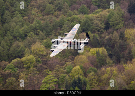 Derwent Reservoir, Derbyshire, UK. 16. Mai 2013. Zum 70. Jahrestag der Schlacht von Großbritannien hat durch einen Überflug ein Lancaster-Bomber, ein Spitfire und 2 Tornados gedacht worden. Das Flugzeug flog über Derwent Reservoir in Derbyshire, England. Der Damm ist wo die Crews ihre Bombardierung Technik mit der revolutionären "bouncing Bomb" während des zweiten Weltkriegs Credit praktiziert: Eric Murphy / Alamy Live News Stockfoto