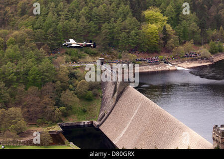 Derwent Reservoir, Derbyshire, UK. 16. Mai 2013. Zum 70. Jahrestag der Schlacht von Großbritannien hat durch einen Überflug ein Lancaster-Bomber, ein Spitfire und 2 Tornados gedacht worden. Das Flugzeug flog über Derwent Reservoir in Derbyshire, England. Der Damm ist wo die Crews ihre Bombardierung Technik mit der revolutionären "bouncing Bomb" während des zweiten Weltkriegs Credit praktiziert: Eric Murphy / Alamy Live News Stockfoto