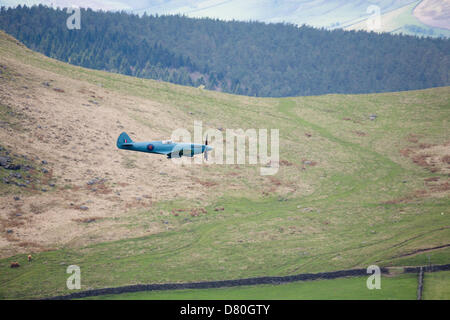 Derwent Reservoir, Derbyshire, UK. 16. Mai 2013. Ein Jagdflugzeug der RAF Spitfire fliegt über Ladybower Vorratsbehälter im Upper Derwent Valley im Rahmen des Dambusters 617 Geschwader 70. Jahrestag Gedenk Durchflug. 16. Mai 2013. Derbyshire, Peak District. Bildnachweis: Graham Dunn / Alamy Live News Stockfoto