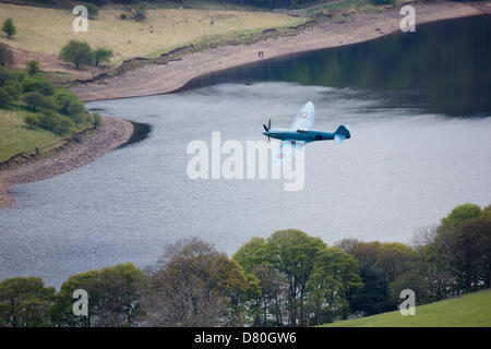 Derwent Reservoir, Derbyshire, UK. 16. Mai 2013. Ein Jagdflugzeug der RAF Spitfire fliegt über Ladybower Vorratsbehälter im Upper Derwent Valley im Rahmen des Dambusters 617 Geschwader 70. Jahrestag Gedenk Durchflug. 16. Mai 2013. Derbyshire, Peak District. Bildnachweis: Graham Dunn / Alamy Live News Stockfoto