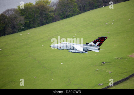 Derwent Reservoir, Derbyshire, UK. 16. Mai 2013. Eine RAF Tornado GR4 Flugzeug überfliegt Ladybower Vorratsbehälter im Upper Derwent Valley im Rahmen des Dambusters 617 Geschwader 70. Jahrestag Gedenk Durchflug. 16. Mai 2013. Derbyshire, Peak District. Bildnachweis: Graham Dunn / Alamy Live News Stockfoto