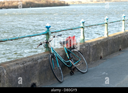 Damen Fahrrad gelehnt Geländer am Meer Stockfoto