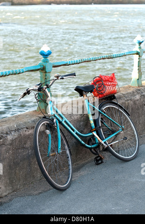 Damen Fahrrad gelehnt Geländer am Meer Stockfoto