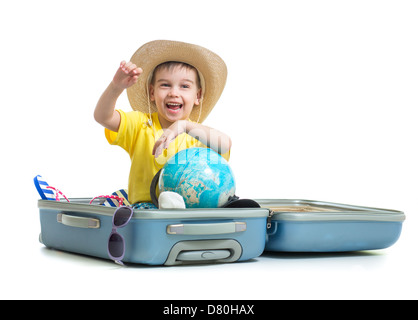 Glückliches Kind sitzt im Koffer für Urlaub vorbereitet Stockfoto