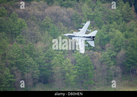 Derwent Reservoir, Derbyshire, UK. 16. Mai 2013. Eine RAF Tornado GR4 Flugzeug überfliegt Ladybower Vorratsbehälter im Upper Derwent Valley im Rahmen des Dambusters 617 Geschwader 70. Jahrestag Gedenk Durchflug. 16. Mai 2013. Derbyshire, Peak District. Bildnachweis: Graham Dunn / Alamy Live News Stockfoto