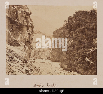 Devil's Gate in Utah ist eine einzigartige natürliche Felsformation entlang der Strecke der historischen Eisenbahn. Er ist bekannt für sein markantes Aussehen, mit großen Felsformationen, die einem Tor ähneln, und ist ein wichtiges Wahrzeichen im amerikanischen Westen. Stockfoto