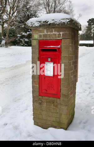 Säule-Box im Schnee, Grayshott, Surrey Stockfoto