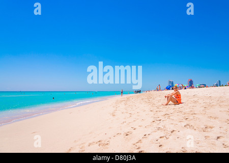 Kaukasische Frau, 45 Jahre, sitzt auf einem Strand, South Beach, Miami Beach, Florida, USA Stockfoto