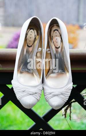 Bräute weiße Schuhe Closeup am Hochzeitstag Stockfoto