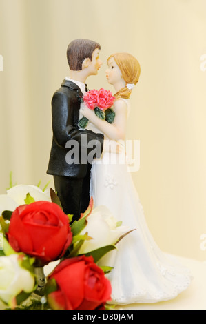 Hochzeitstorte Topper zeigt Braut und Bräutigam in Umarmung Stockfoto