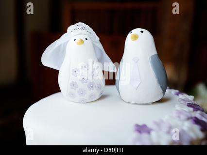 Hochzeitstorte Topper Nahaufnahme Detail von Braut und Bräutigam Pinguine Stockfoto