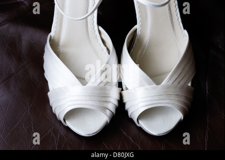 Abschluss der Bräute Schuhe zeigt Detail am Hochzeitstag Stockfoto