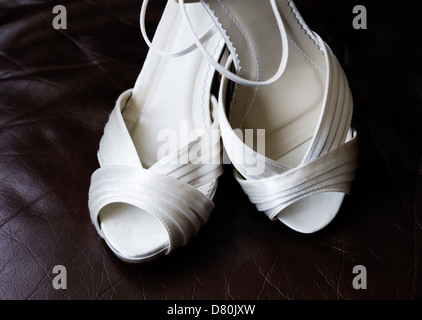 Nahaufnahme Detail Bräute weiße Schuhe am Hochzeitstag Stockfoto