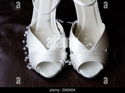 Nahaufnahme Detail Bräute Schuhe und Halskette am Hochzeitstag Stockfoto