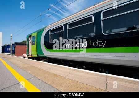 Personenzug in London Midland Lackierung wartet am Bahnhof in Bedford, England. Stockfoto