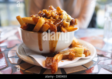 Poutine ist ein Fast-Food-Gericht, die ihren Ursprung in Quebec und finden Sie jetzt in ganz Kanada. Stockfoto